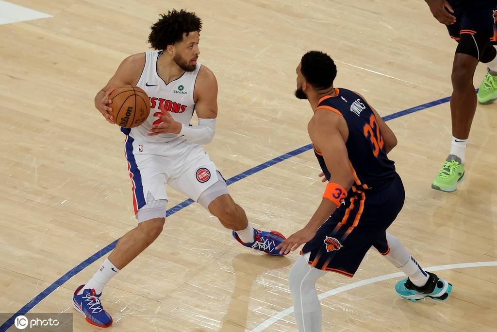 坎宁安33+12布伦森37分 活塞胜尼克斯系列赛1-1