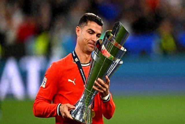 C罗夺冠滕哈赫沉默，两种管理方式引热议，谁更懂尊重？